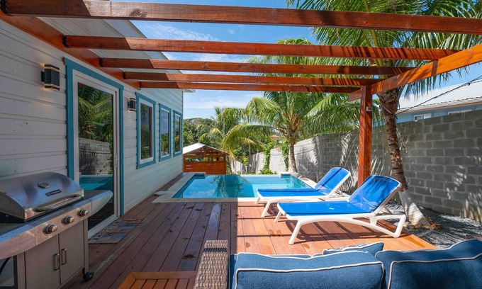 Antoneys Cay Villa | Large West Bay Beach Villa with private pool. Easy walk to beach. Quiet oasis.