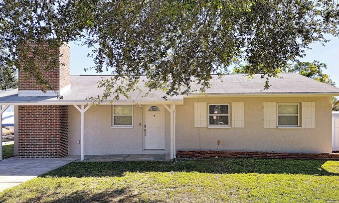 Largo House | Largo 7BR 4BA Sunny Shores Getaway