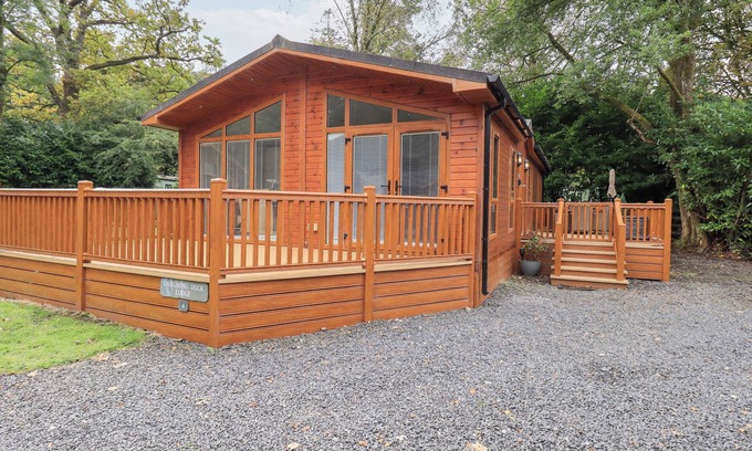 Troutbeck Bridge Cottage | LAUGHING DUCK, pet friendly, with hot tub in Windermere