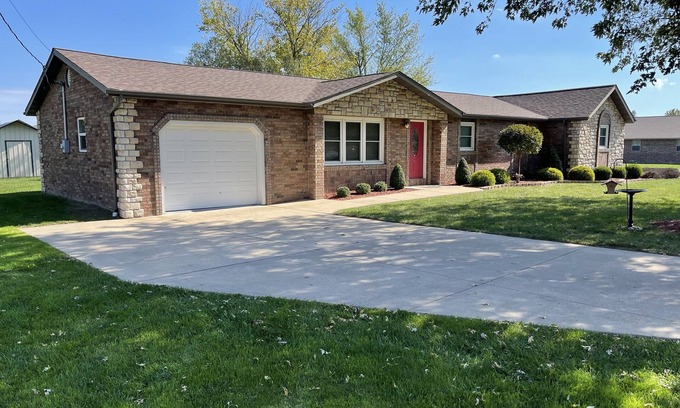 Mountain Grove House | Laurie's Place-Luxurious & Spacious Home Sleeps10! Amazing Large Enclosed Patio!