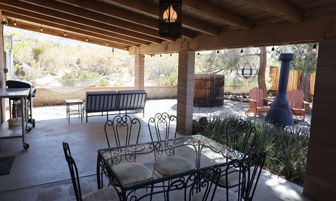 Joshua Tree House | Lava House - Mid-Century Modern! Vintage Vibes & Modern Conveniences.