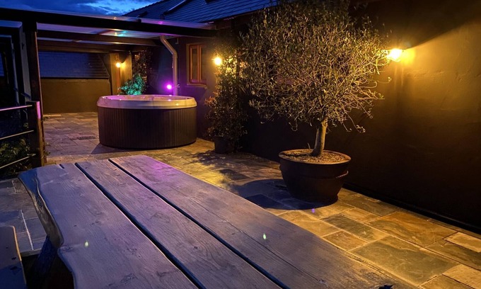 Tiers Cross Cottage | Lavender - Luxurious Barn Conversion - Blossom Farm