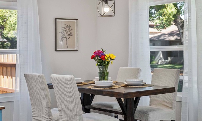 Modesto House | Lavish Living Retreat - Modesto, CA