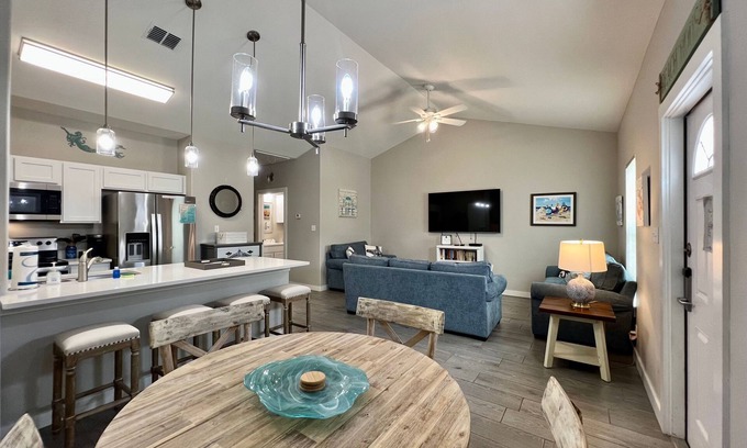 Corpus Christi House | Lazy as a Lobster @THE LAZY LOBSTER! Close Walk To Beach! Pool!