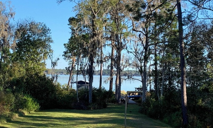 Florahome House | Lazy Days Lake Retreat