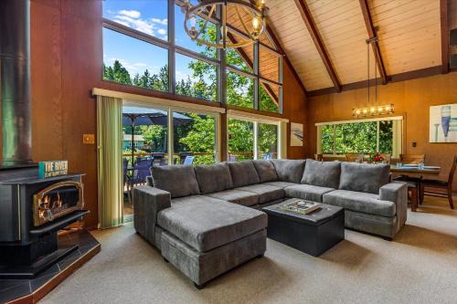 Guerneville House | Lazy River Lodge - Hot Tub On the River Kayaks