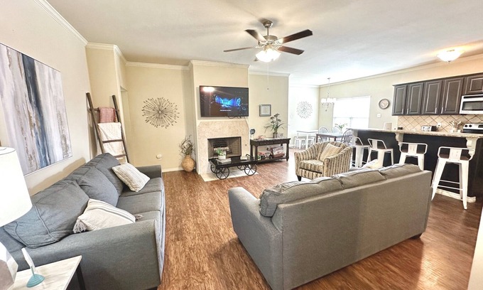 North by Northwest House | LBK Luxury! ✅ 7 Beds + Great Area + Convenient to all of LBK & TTU. 🌟