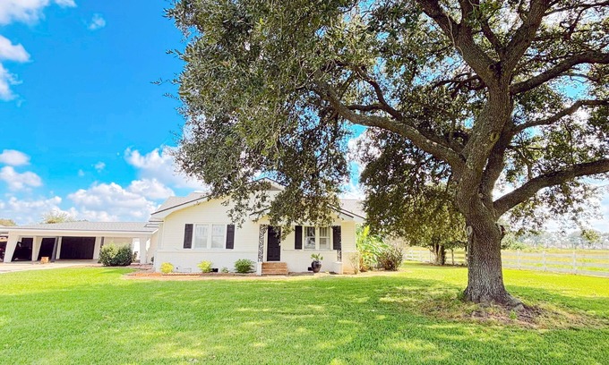 Lafayette Other | Le Barn Rouge Bed & Breakfast A Country Living Home in Acadiana