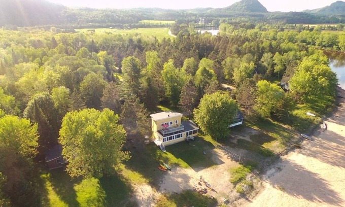 Brebeuf Ski Chalet | Le Chalet Jaune sur la Rouge (Mont-Tremblant) CITQ #284196