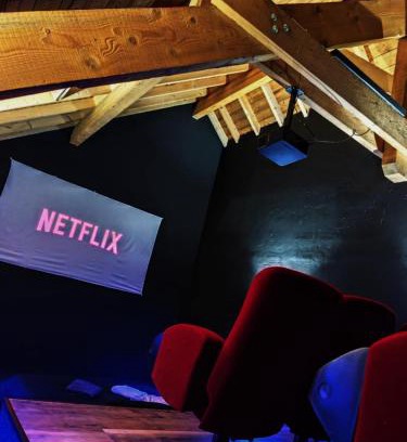 Lathuile Apartment | LE COCON l'unique expérience Cinéma room de la Grange Savoyarde 1km du Lac d'Annecy