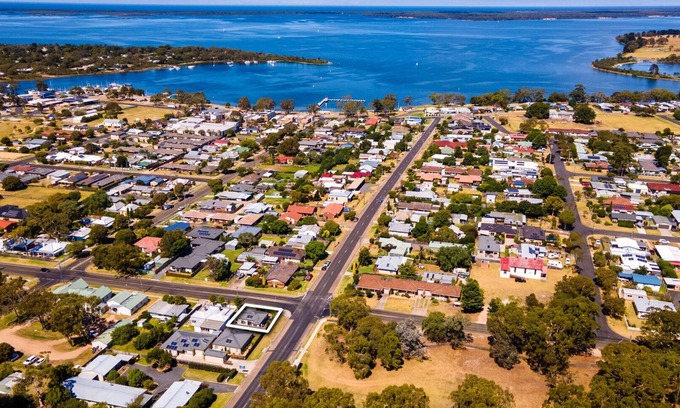 Paynesville House | Le Petite - Enjoy a glass of wine, or the short stroll down to Paynesville