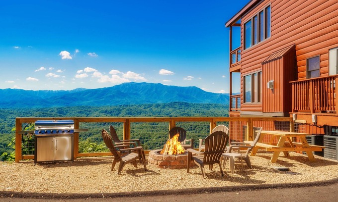 Gatlinburg - Pigeon Forge Cabin | LeConte Overlook: SPECTACULAR VIEWS! Resort Pool, Home Theater, Game Room, near Attractions!