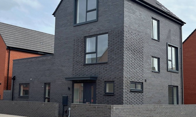 Leicester House | Leicester City Centre Service Accommodation, 11min walk to eateries and bars.