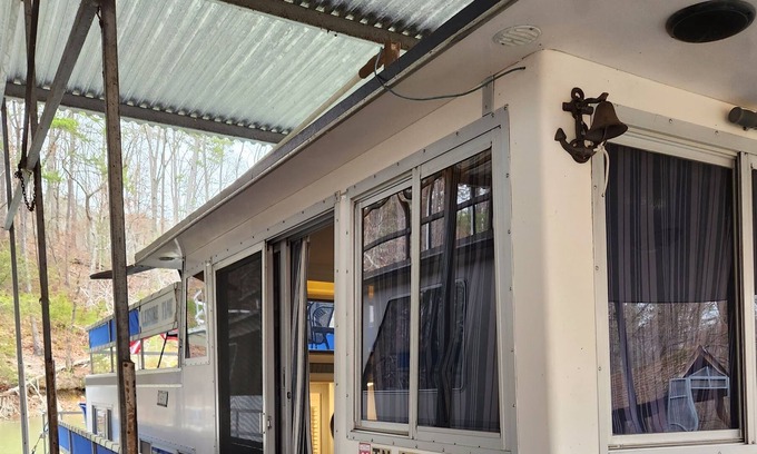 Hixson Boat Rental | Leisure Time!! Quite little cove to relax .