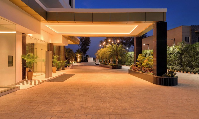 Islamnagar Hotel | Lemon Tree Hotel Chandausi