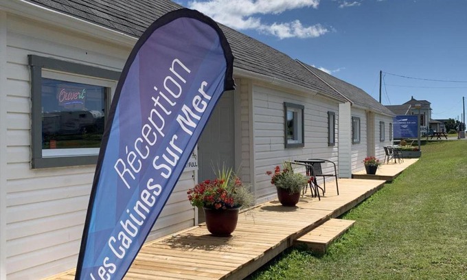 Cap-des-Rosiers Hotel | Les Cabines sur Mer