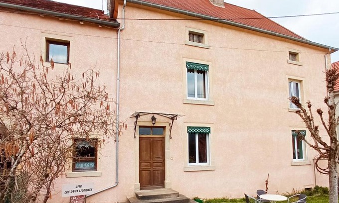 Anchenoncourt-et-Chazel House | Les deux Licornes