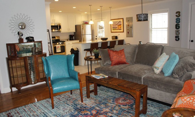 Oxford House | Less than 1 mi from Oxford Square, 2 B/1B double vanity, sleeper sofa, sleeps 6