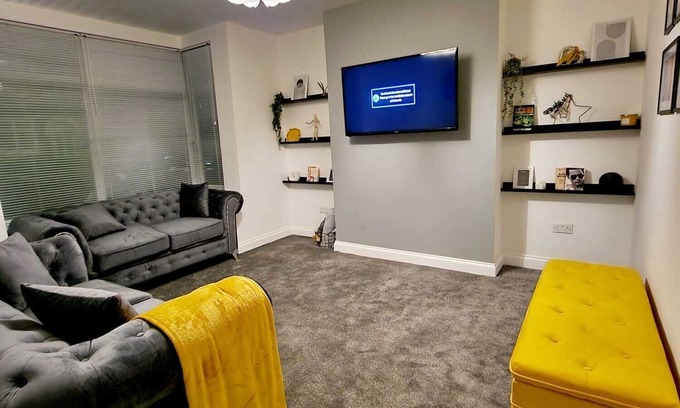 Doncaster House | Less than 1 mile from City centre and racecourse. Pet friendly.