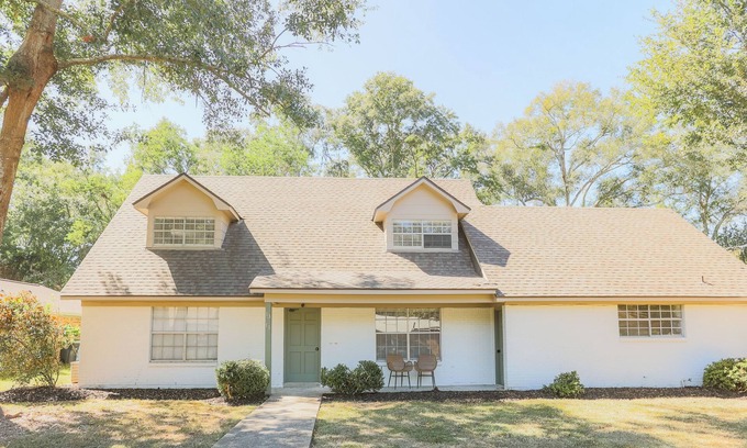 Fairhope House | Less than 1 mile from downtown Fairhope!