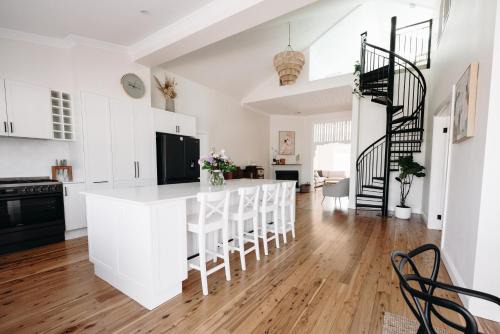 Parkes House | Lexton House - Luxurious Cottage