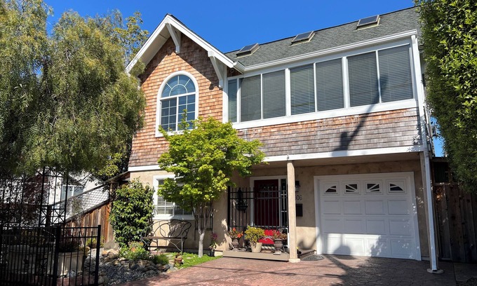Capitola House | Library by the Sea - 2BR home in beautiful Capitola