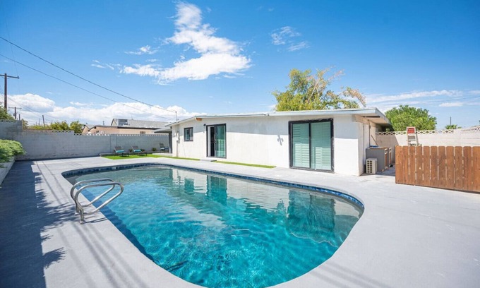 Winchester Apartment | Licensed 2.5 mi to Strip BBQ Pool Kings