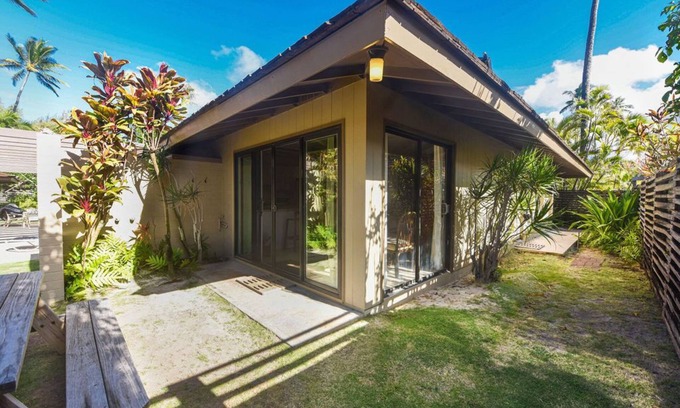 Kailua Cottage | licensed NUC no 90/TVU-0326 Serenity Beachfront Cottage