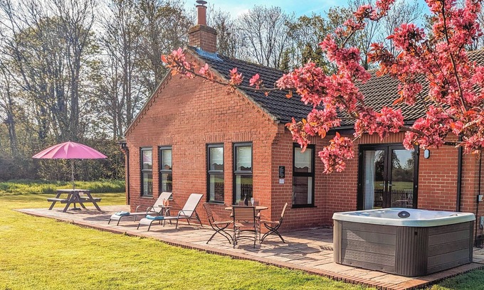 Gissing Cottage | Lie back and count the stars whilst lazing in the hot tub.