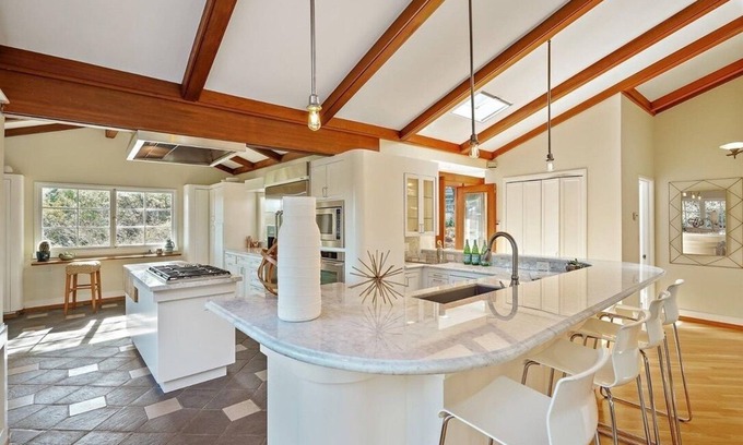 Fairfax House | Light filled, tree house, surrounded by nature. 7 minute walk from downtown.