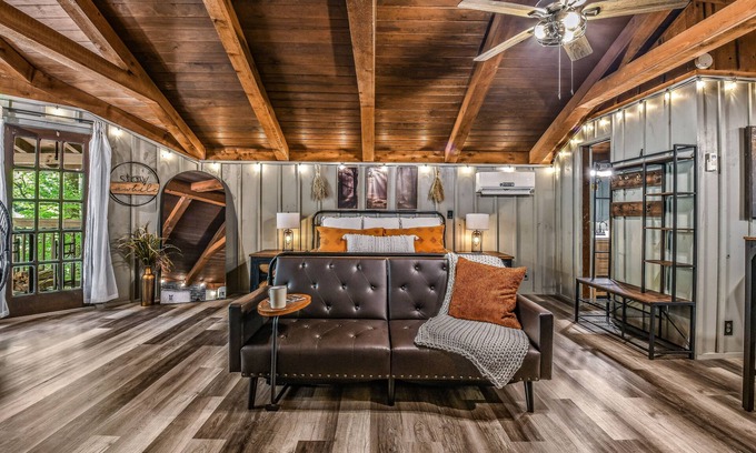 Townsend Cabin | Light'n Bug Bungalow 1 Bedroom Cabin by RedAwning