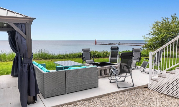 Algoma House | Lighthouse Retreat Close to Lambeau Fieldnand the amazingDoor county Fall Color