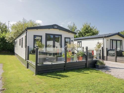 Tewitfield House | Lilac Lodge