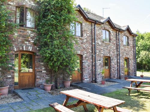 Baglan House | Lily Cottage - Uk40101