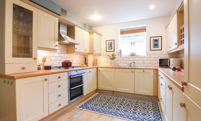 Blythburgh Cottage | LIME TREE COTTAGE, BLYTHBURGH, pet friendly, with pool in Southwold