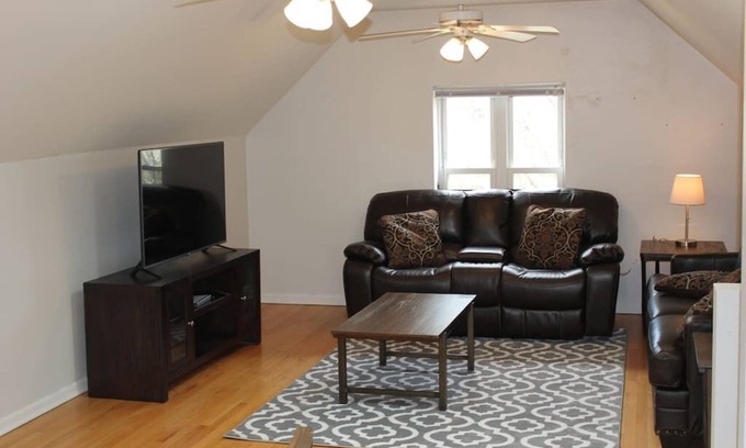 Wrightwood Neighbors Hotel | Lincoln Park Living - 3 Queen Beds - Sleeps 6!