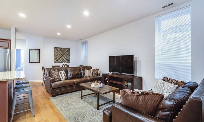 Wrightwood Neighbors Hotel | Lincoln Park Living - Suite 1