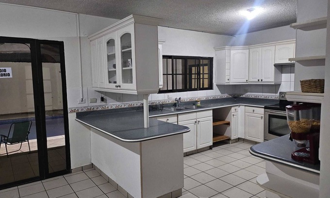 San Pedro Sula Apartment | Lindas habitaciones con piscina frente al copantl