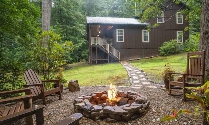 Sylva Cabin | Lindisfarne - Gorgeous Mountain Cabin located Close to Mountain Attractions!