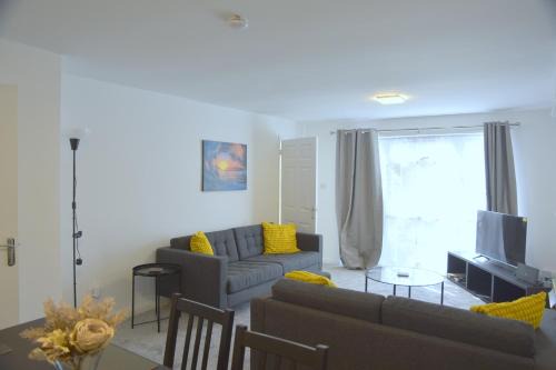 Oadby House | Lindrick Villa- 3BD Bunglow , Free parking- Long stays