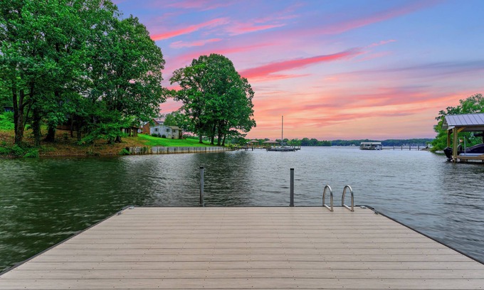 Denver House | Lion Maonr by SoCharm | Luxe Retreat with 300ft of Waterfront Views & Pickleball Court