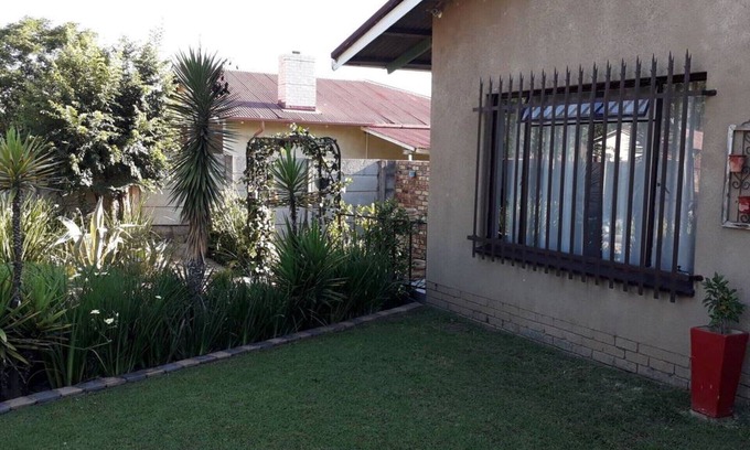 Middelburg House | Lisané accomodation. Comfortable spacious, simplicity.