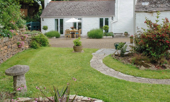 Portloe Cottage | LITTLE BARN COTTAGE, family friendly, with open fire in Portloe