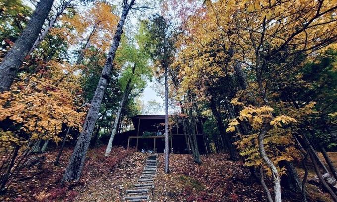 Irons House | Little Lake Escape! Hot tub, pool table, 5 Bedroom Lake Front w/kayaks!