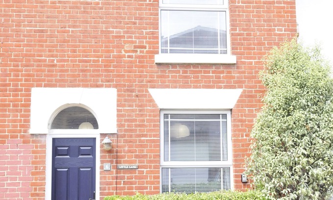 Alverstoke House | Little Lane is a charming, recently refurbished 2 bedroom cottage sleeping 4