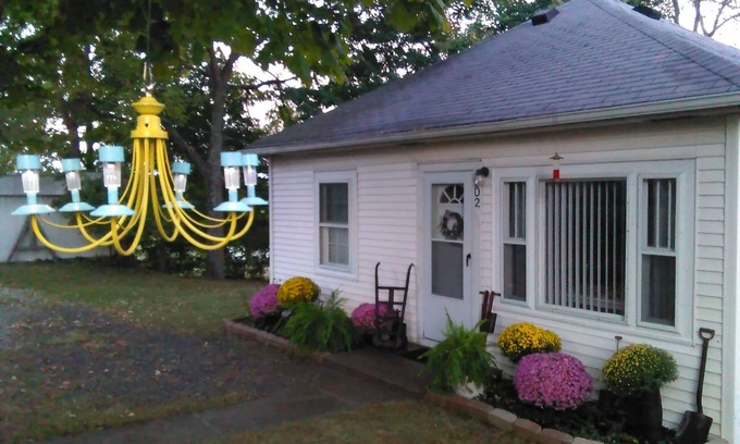 Williamstown Cottage | Little White Cottage-Country Setting In Town Just 5 minutes to The Ark Encounter