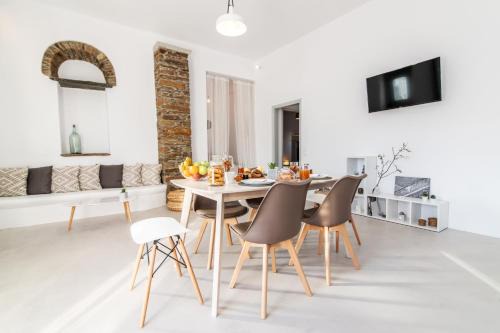 Exomvourgo House | Livadi house Tinos