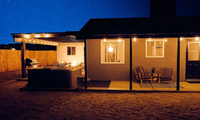 Joshua Tree House | 🌵Live Centered w/Hot Tub, Fire Pit & BBQ In Joshua Tree & Walk to Town!🌵