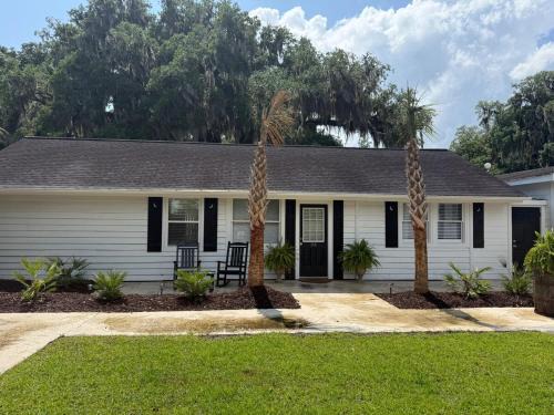 Georgetown Apartment | Live Oaks Cottage 204 at Wedgefield