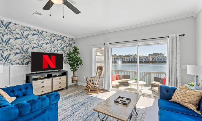 North Charleston House | ☆Live on the Water! Lake Palmetto Palm w/Patio - 10Min to Downtown & Beaches☆